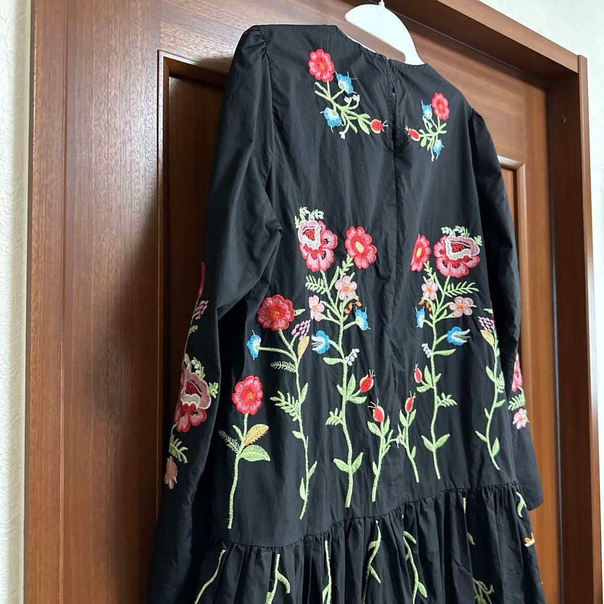 ZARA ザラ 刺繍ワンピース 花柄 ワンピース ブラック ザラ ZARA ザラ 刺繍ワンピース 花柄 ワンピース ブラック ザラ