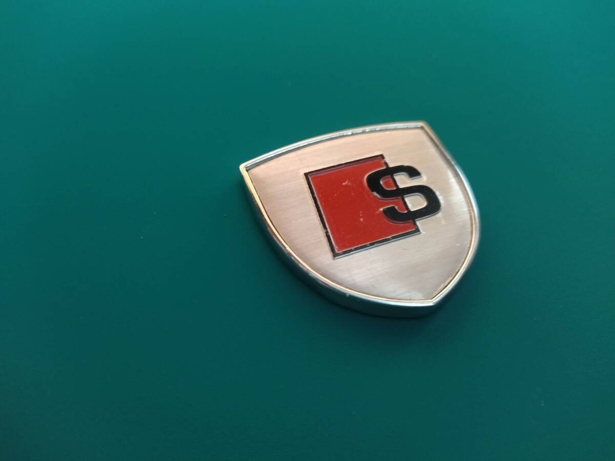 【ゆうパケット送料込】Audi S line(アウディ エス ライン) ホームベース型ロゴエンブレム シルバー 縦3.9cm×横3.9cm×厚さ2.5ｍｍ