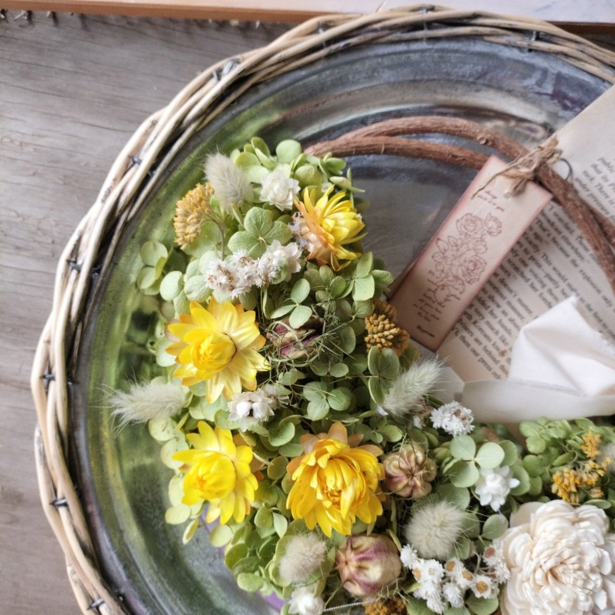 アナベルとレモンイエローの貝殻草 ドライフラワーハーフリース アナベルとレモンイエローの貝殻草 ドライフラワーハーフリース
