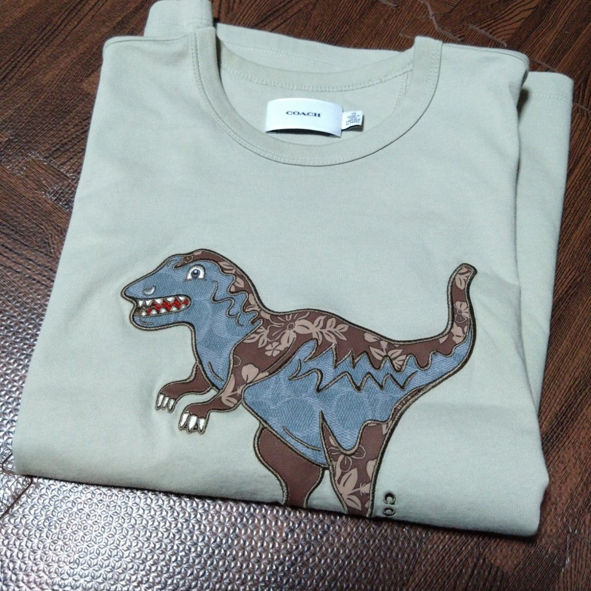 【COACH】恐竜プリント リラックス Tシャツ COACH(コーチ)百貨店商品 レキシー半袖Tシャツ|Yahoo!フリマ
