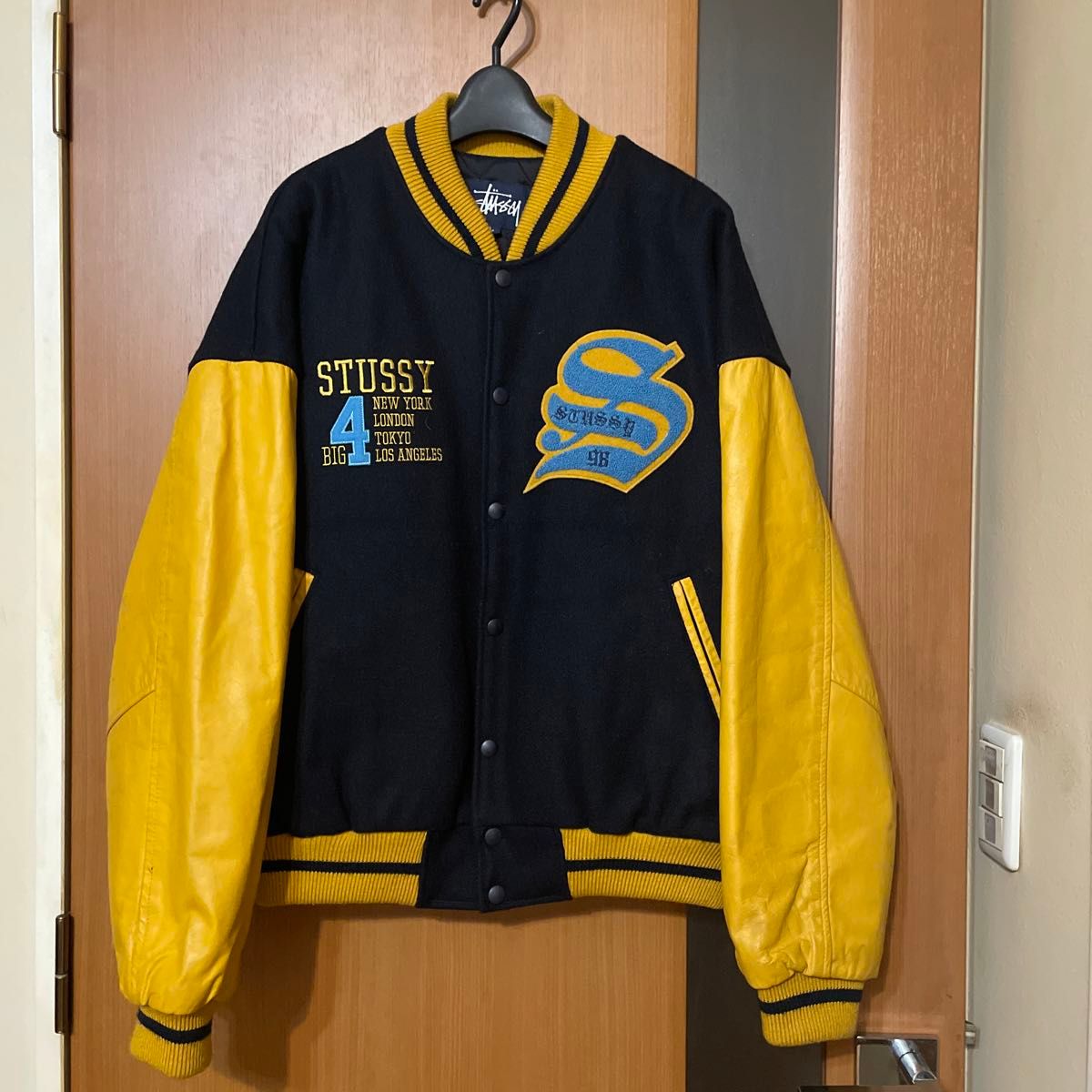 激レア アーカイブ『STUSSY』98年USA製 紺タグ「BIG4」袖レザースタジャン OLDステューシー VINTAGE 90s 激レア アーカイブ『STUSSY』98年USA製 紺タグ「BIG4」袖レザースタジャン OLDステューシー VINTAGE 90s