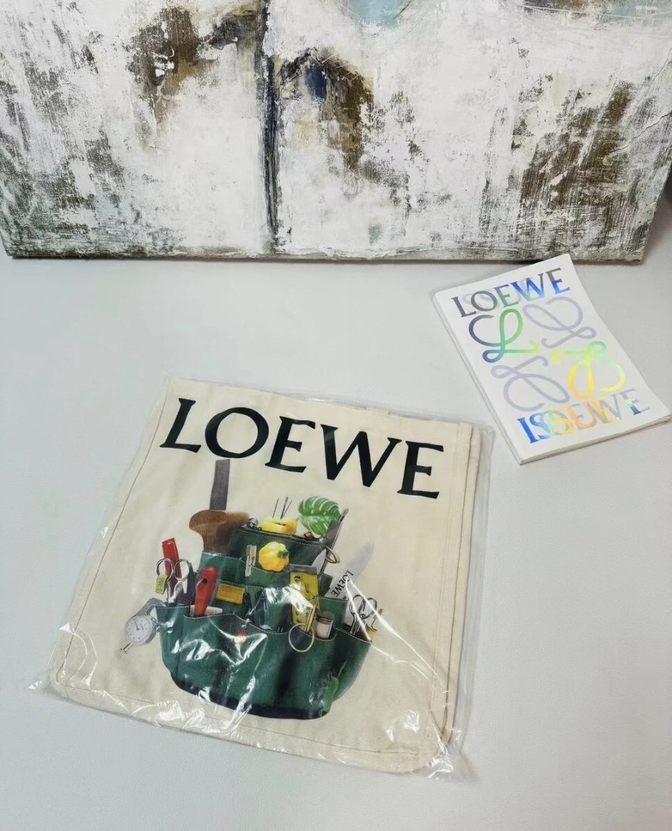 新品未開封 非売品 LOEWE「CRAFTED WORLD」 ノベルティトート 新品未開封 非売品 LOEWE「CRAFTED WORLD」 ノベルティトート