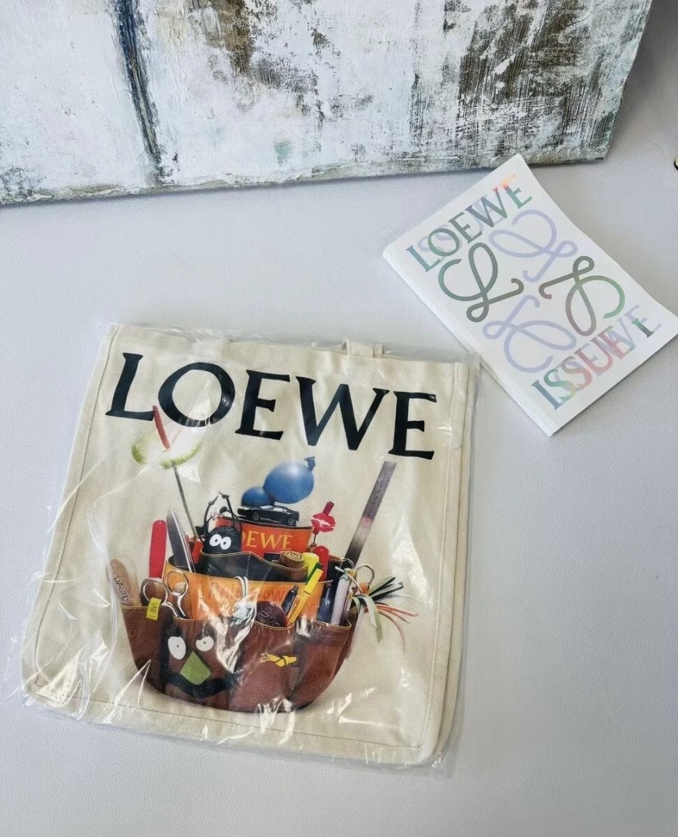 新品未開封 非売品 LOEWE「CRAFTED WORLD」 ノベルティトート 新品未開封 非売品 LOEWE「CRAFTED WORLD」 ノベルティトート