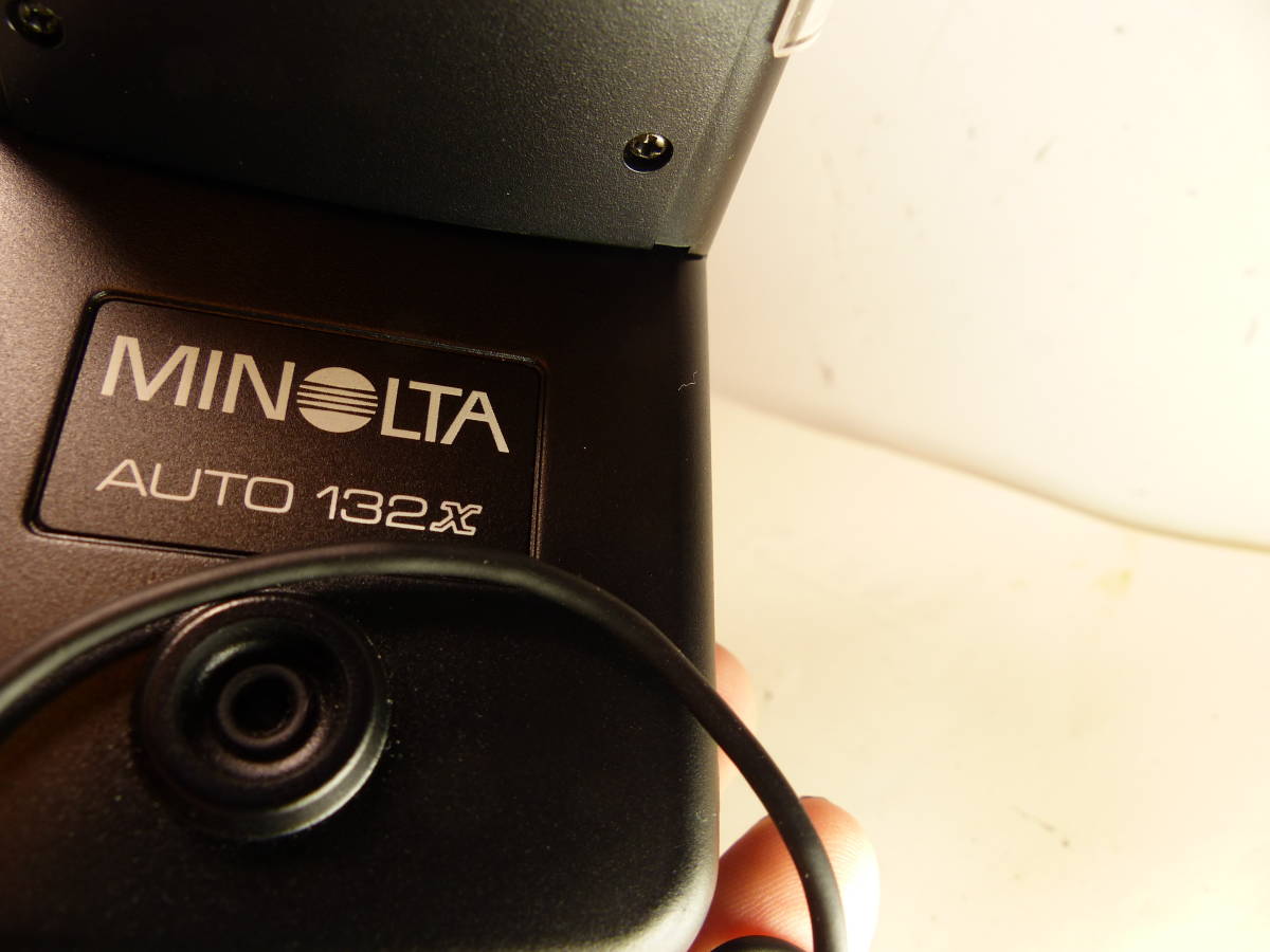 ミノルタ　XD向　ストロボ　AUTO132X+同社赤黒ストラップ　美品_画像2
