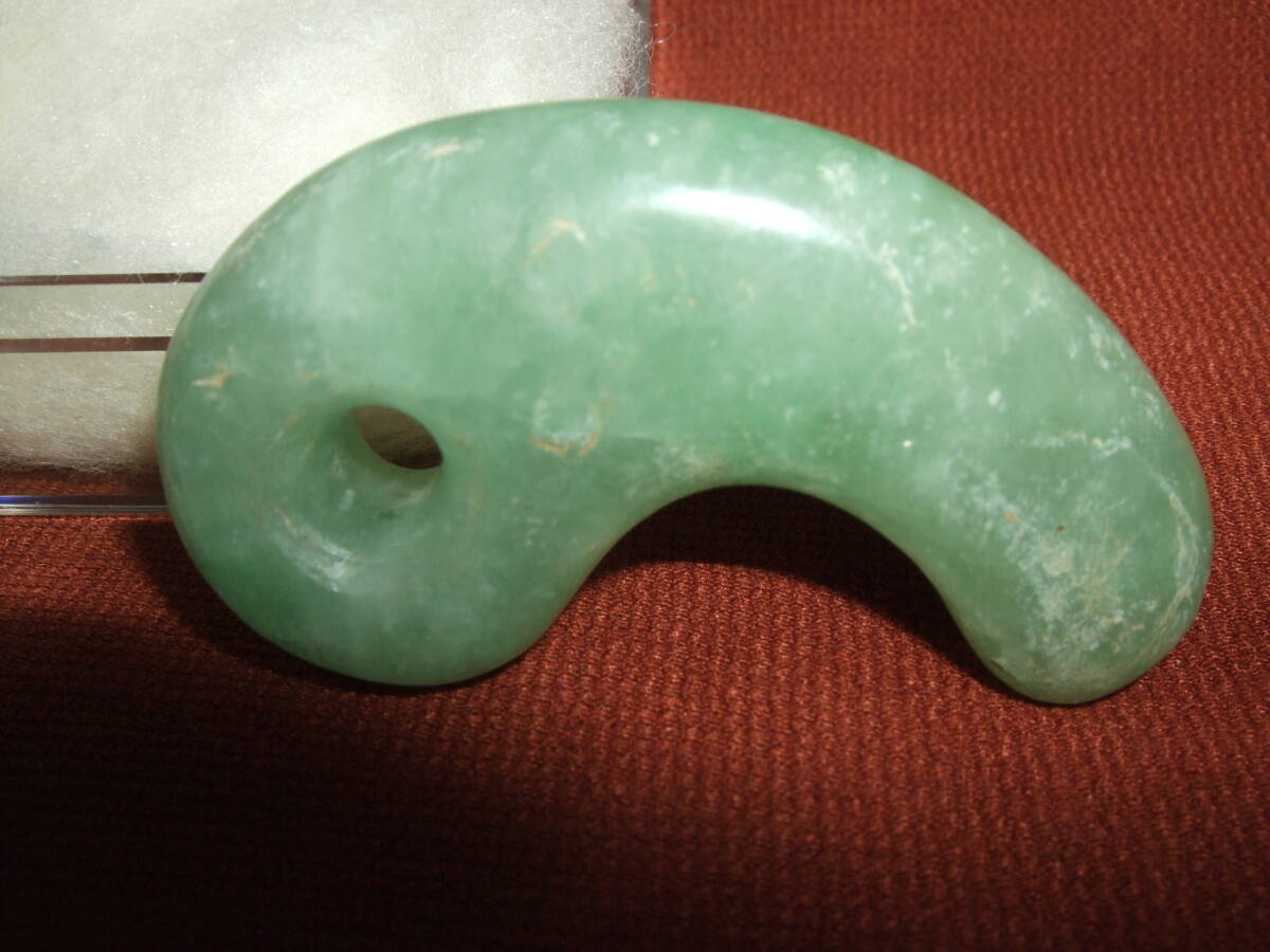 古墳時代 丁字勾玉 ロウカン翡翠 出土 約4.9cm 古墳期 土器 緑の濃いロウカン 硬玉翡翠勾玉 (勾玉伝 新潟県