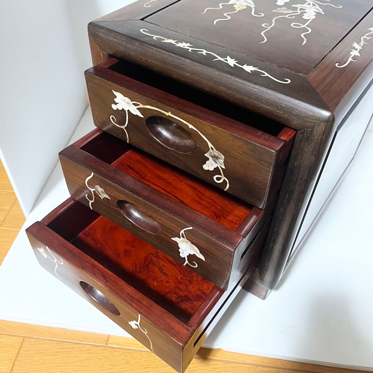 花梨 螺鈿家具 唐木 螺鈿細工 小引出し 3段 李朝 小型チェスト 花梨 螺鈿家具 唐木 螺鈿細工 小引出し 3段 李朝 小型チェスト