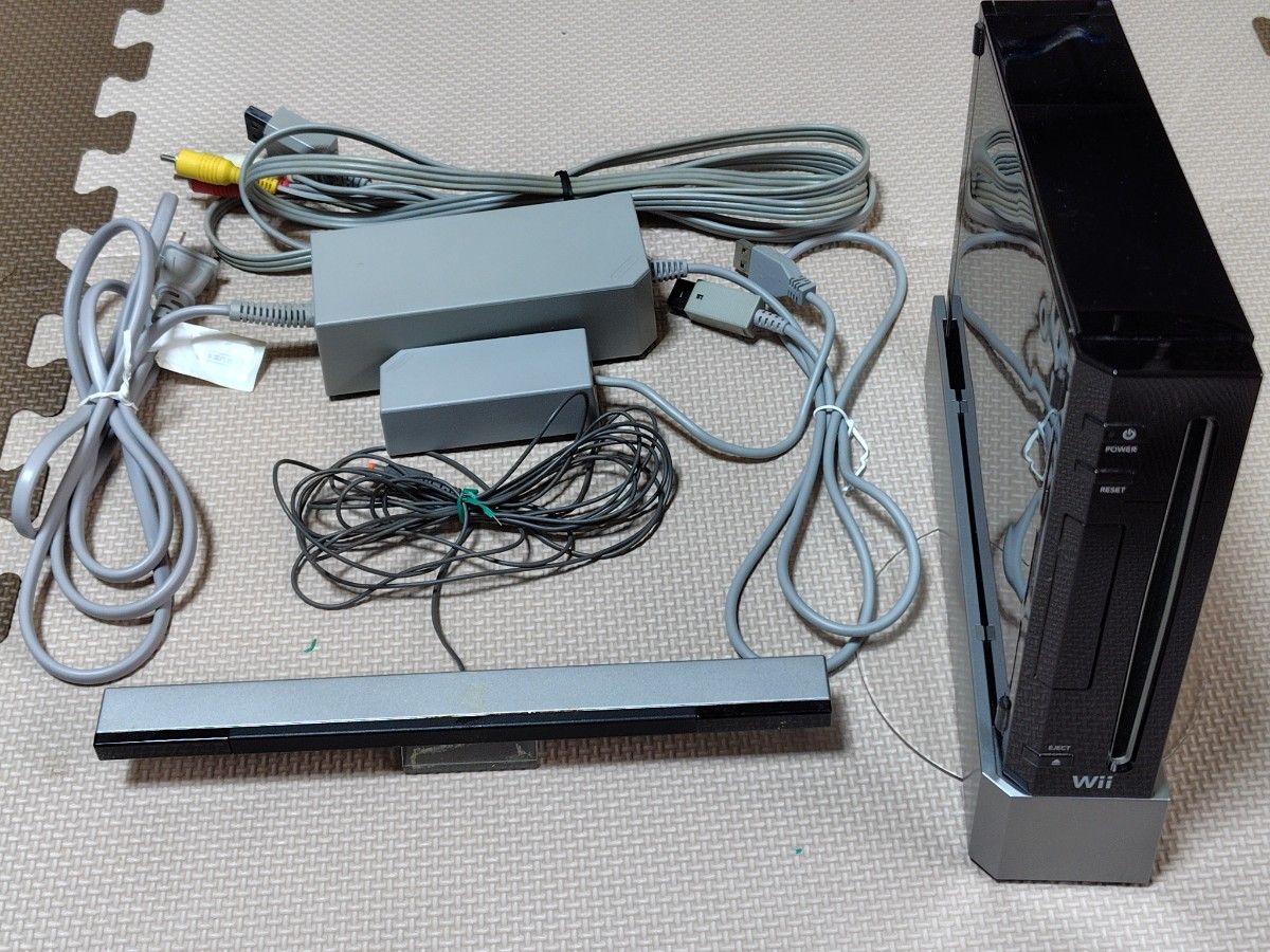 Wii 本体 リモコン×4個 ヌンチャク×3個 コントローラー×1個 Wii 本体 リモコン×4個 ヌンチャク×3個 コントローラー×1個