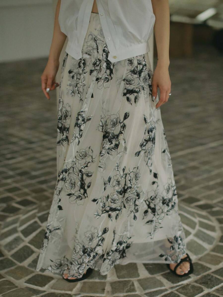 新品 AMERI 24SS WILD ROSE CANVAS ART SKIRT フラワーチュール 新品 AMERI 24SS WILD ROSE CANVAS ART SKIRT フラワーチュール