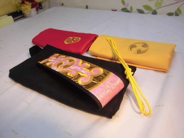 **(送料無料) 41.000円　沖縄三線専用布袋三色からお一つ選択と金襴胴巻きセット
