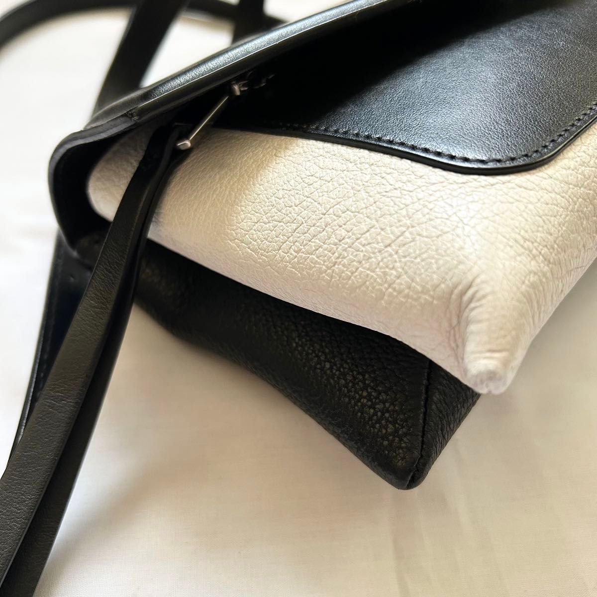 美品 GIVENCHY ショルダーバッグ レザー ブラック クロスボディ 美品 GIVENCHY ショルダーバッグ レザー ブラック クロスボディ