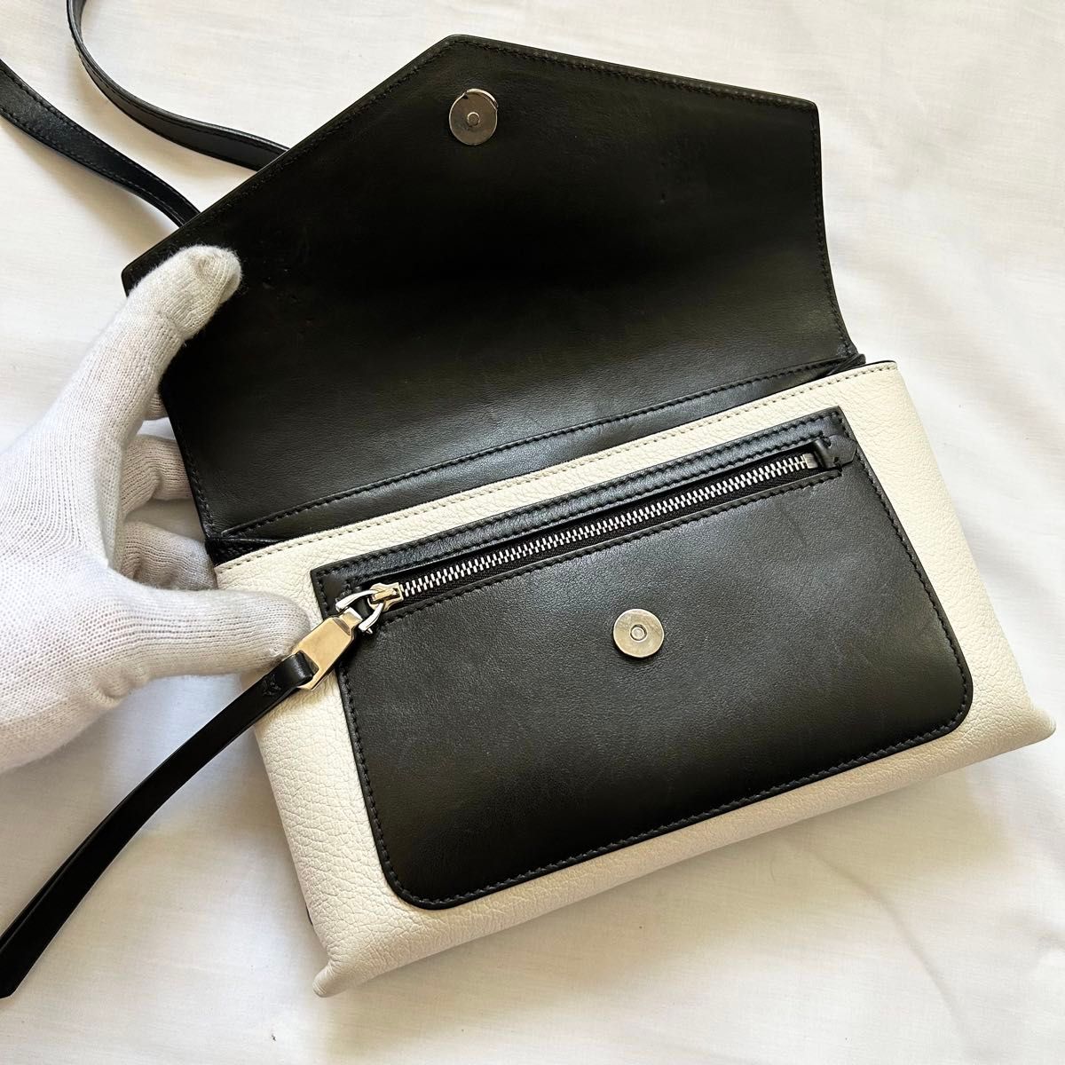美品 GIVENCHY ショルダーバッグ レザー ブラック クロスボディ 美品 GIVENCHY ショルダーバッグ レザー ブラック クロスボディ