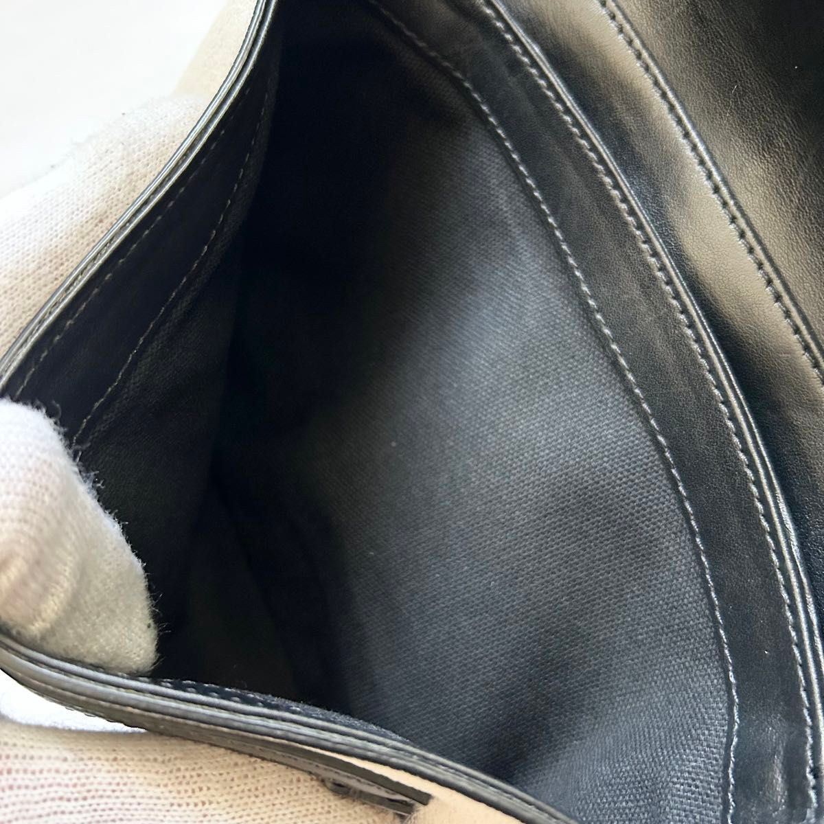 美品 GIVENCHY ショルダーバッグ レザー ブラック クロスボディ 美品 GIVENCHY ショルダーバッグ レザー ブラック クロスボディ