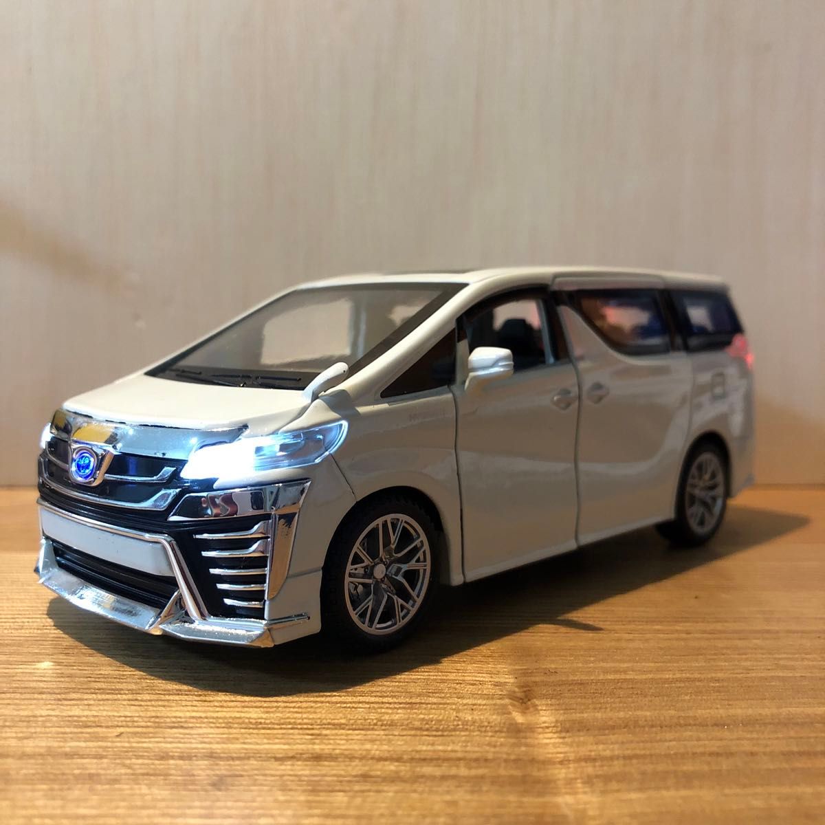 1/32 トヨタ ヴェルファイア ミニカー 30系 後期 ホワイト 1/32 トヨタ ヴェルファイア ミニカー 30系 後期 ホワイト