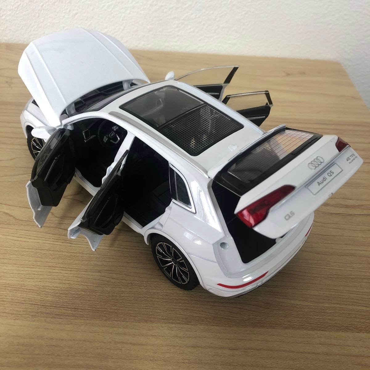 1/24 アウディQ5 FY ミニカー SUV ホワイト AUDI アウディ q5 1/24 アウディQ5 FY ミニカー SUV ホワイト AUDI アウディ q5