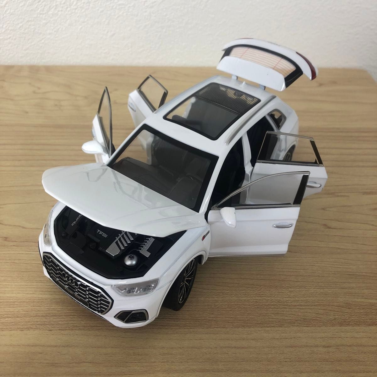 1/24 アウディQ5 FY ミニカー SUV ホワイト AUDI アウディ q5 1/24 アウディQ5 FY ミニカー SUV ホワイト AUDI アウディ q5