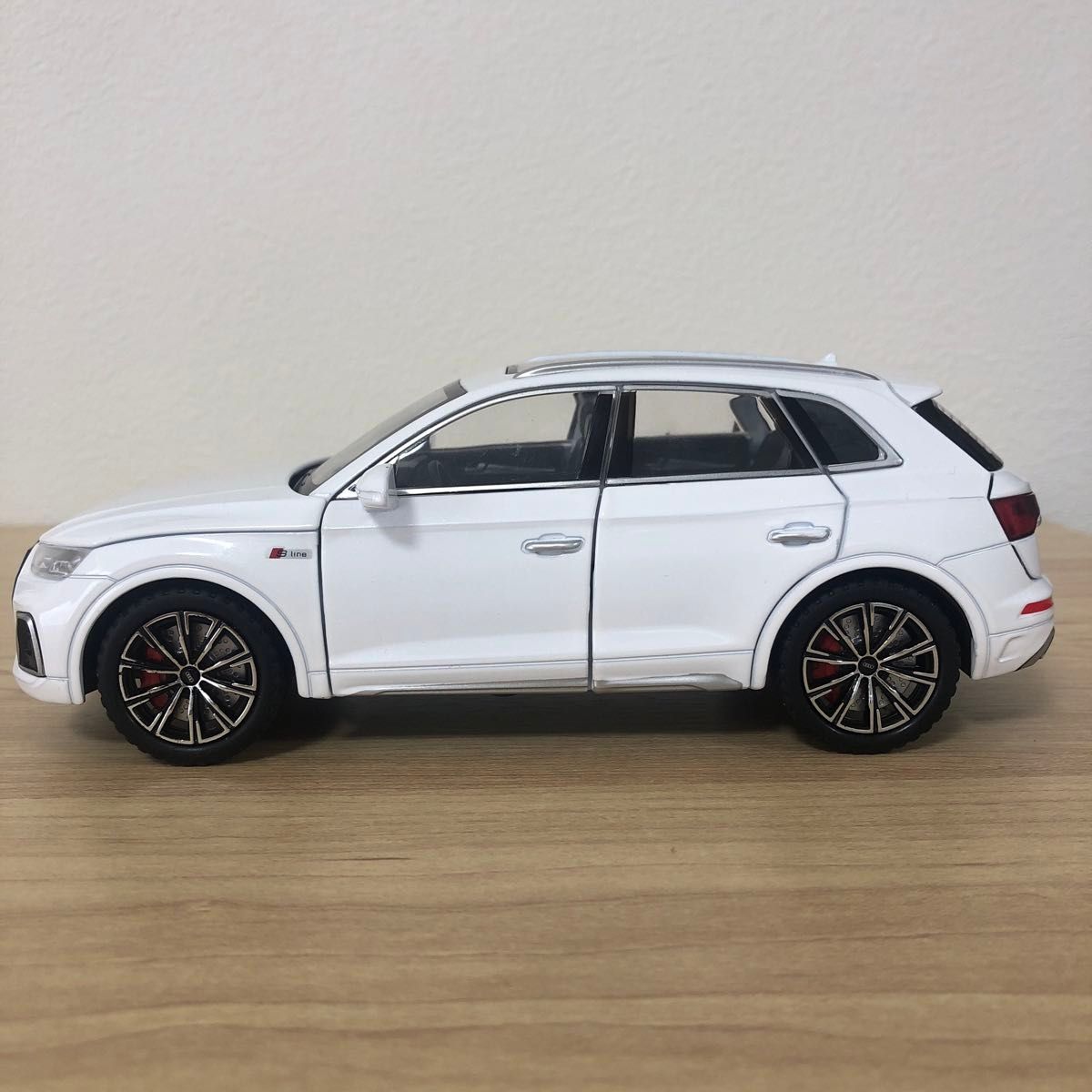 1/24 アウディQ5 FY ミニカー SUV ホワイト AUDI アウディ q5 1/24 アウディQ5 FY ミニカー SUV ホワイト AUDI アウディ q5