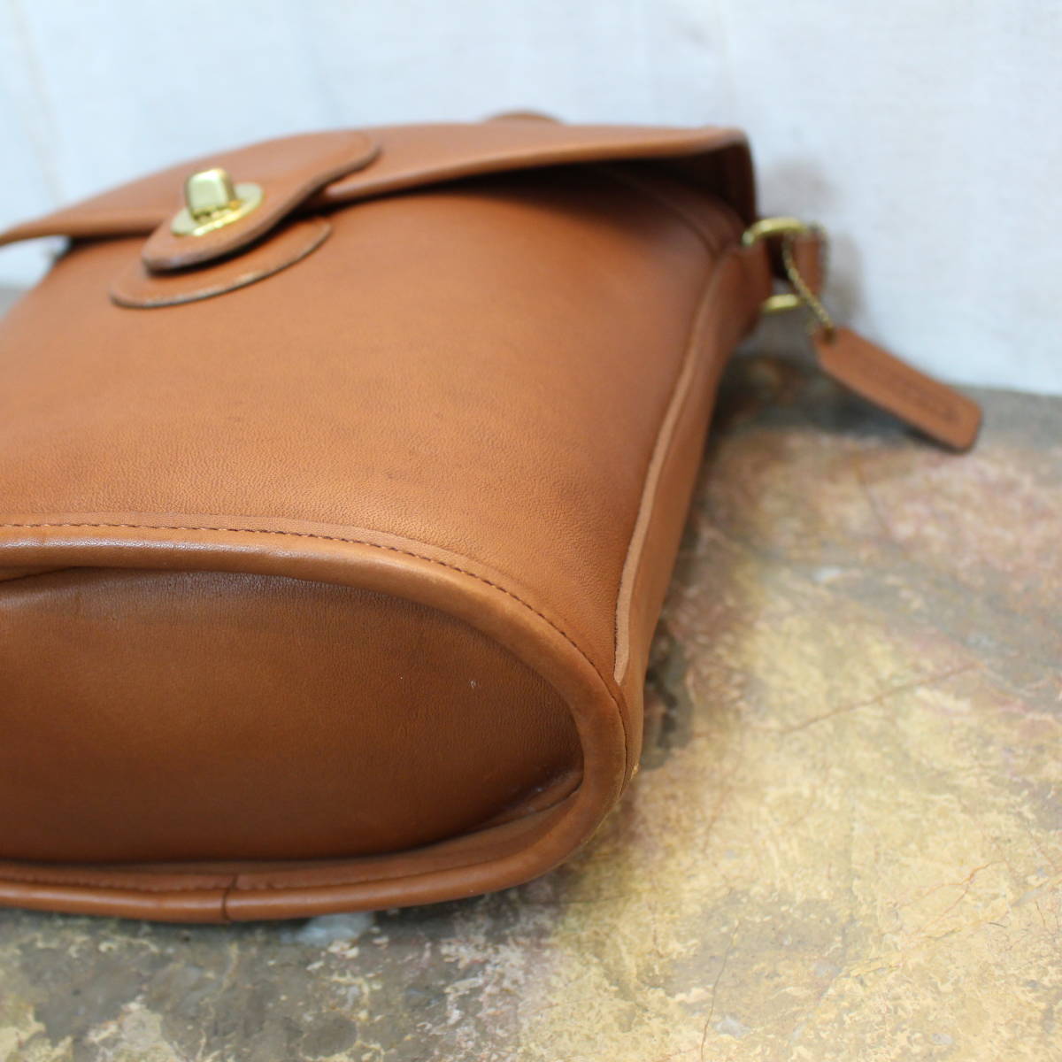 OLD COACH TURN LOCK LEATHER SHOULDER BAG MADE IN USA/ Old Coach Turn lock leather shoulder bag 