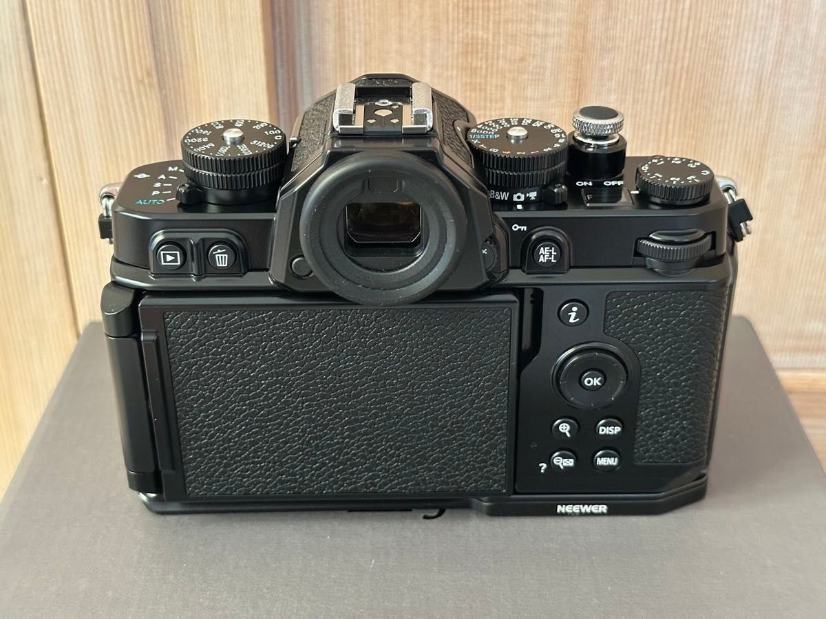 美品】 Nikon Zf 予備バッテリー グリップ付き 29日まで出品中 美品】 Nikon Zf 予備バッテリー グリップ付き 29日まで出品中