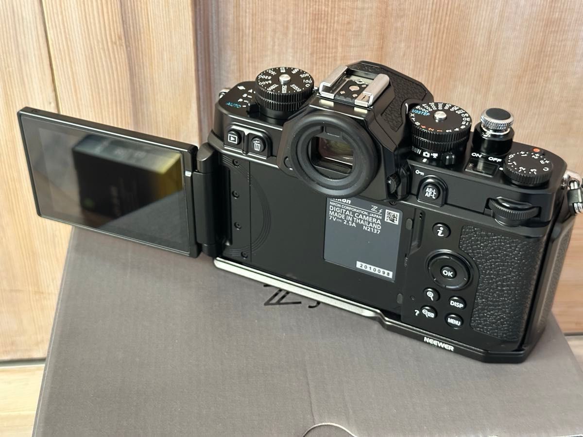 美品】 Nikon Zf 予備バッテリー グリップ付き 29日まで出品中 美品】 Nikon Zf 予備バッテリー グリップ付き 29日まで出品中