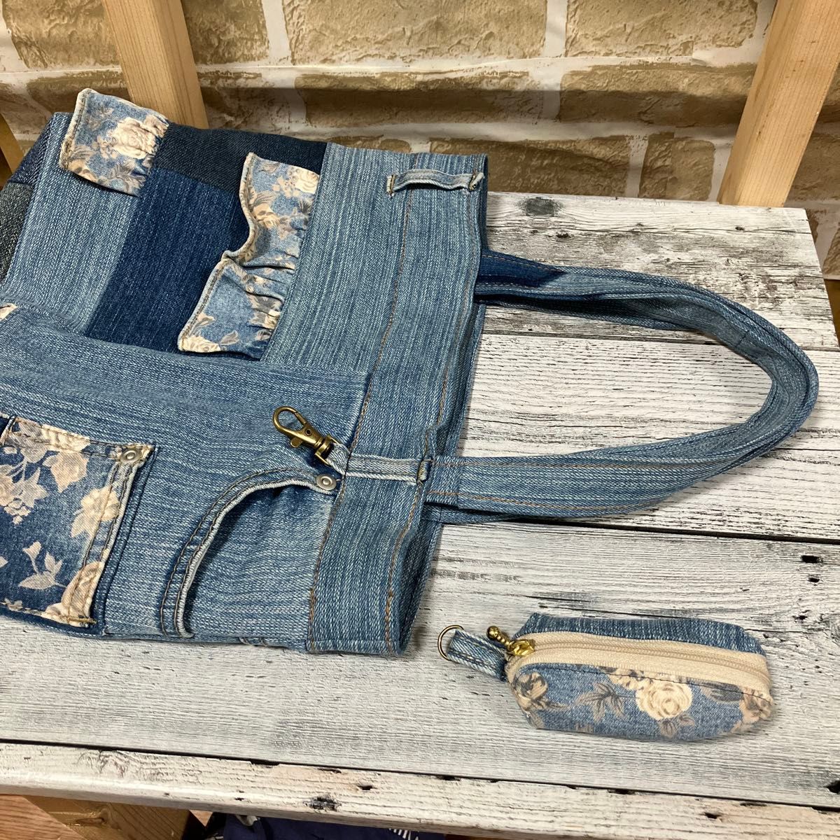 トートバッグ デニムリメイク ハンドメイド ポチ袋お付けします♪ パッチワーク ☆バラ柄フリルとても可愛い☆ トートバッグ デニムリメイク ハンドメイド ポチ袋お付けします♪ パッチワーク ☆バラ柄フリルとても可愛い☆