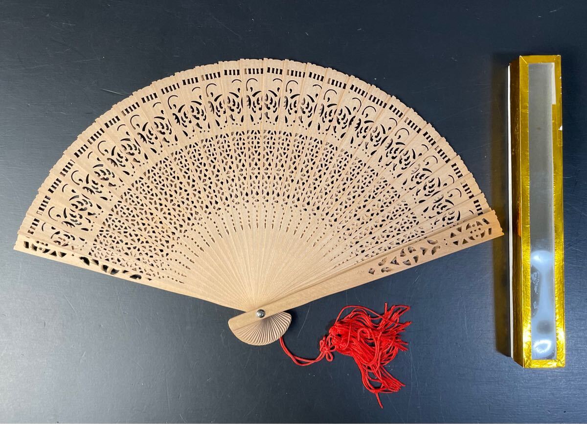 扇子 白檀 透かし彫り 白檀扇子 箱入 香木 中国 工芸 香木扇 扇子 白檀 透かし彫り 白檀扇子 箱入 香木 中国 工芸 香木扇