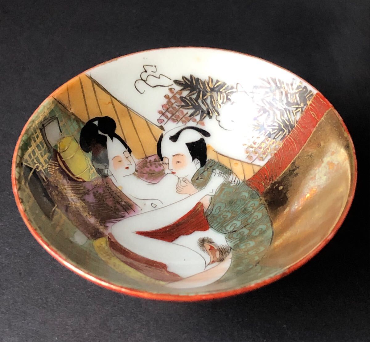 Yahoo!オークション - 酒盃 春画盃 酒器 杯 枕絵 秘画 九谷焼 Yahoo!オークション - 酒盃 春画盃 酒器 杯 枕絵 秘画 九谷焼