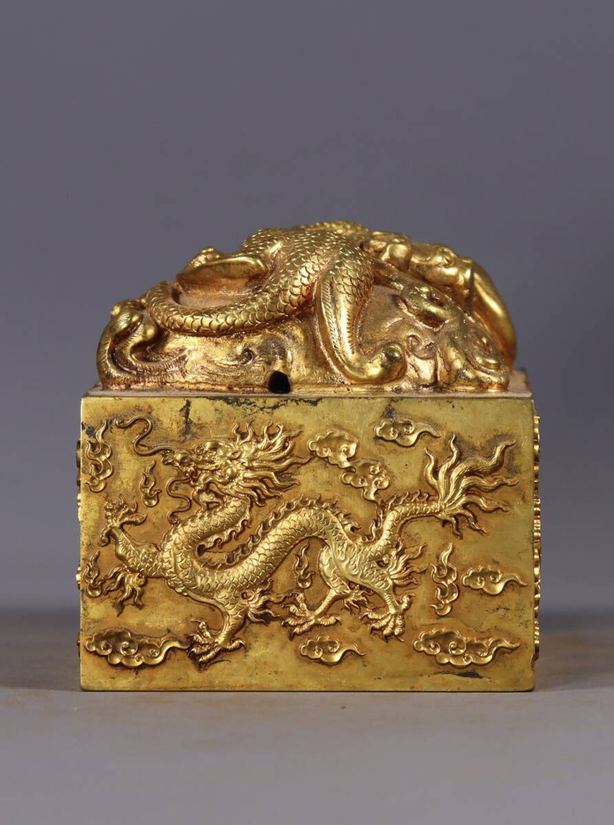 中国古美術・旧蔵鍛金鎏金の獣印鑑・純銅细密彫・高浮彫・置物・書道具・文房具・風水 旧蔵 清 銅塗金 印章一枚 古印材 古銅 銅製品 銅器 極細工 稀少