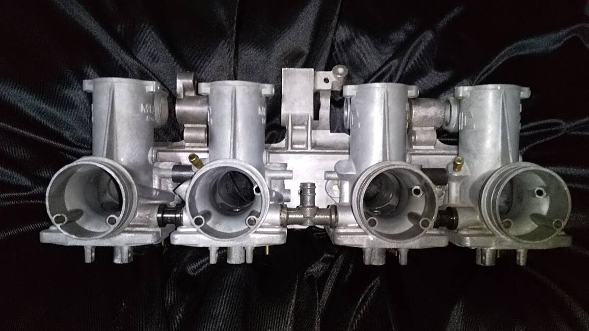 荷物はこれだけでOKなウォレット。取り外し可能スマホ用小型