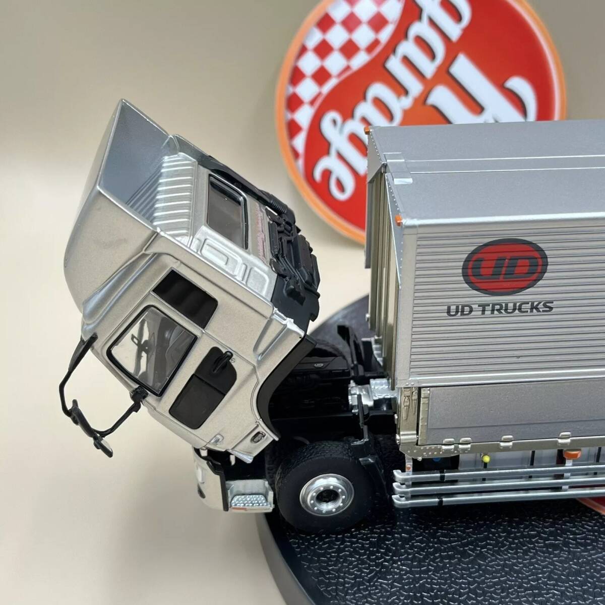 1/43 京商 UD Trucks UDトラック Heavy Duty Truck Quon silver 1/43 京商 UD Trucks UDトラック Heavy Duty Truck Quon silver