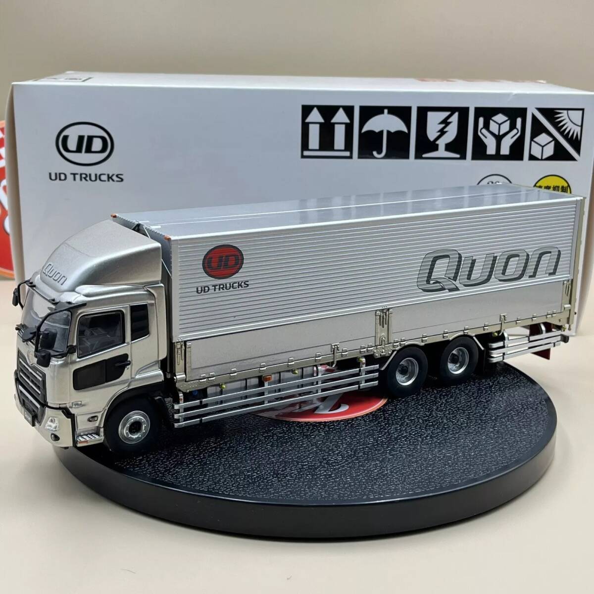 1/43 京商 UD Trucks UDトラック Heavy Duty Truck Quon silver 1/43 京商 UD Trucks UDトラック Heavy Duty Truck Quon silver