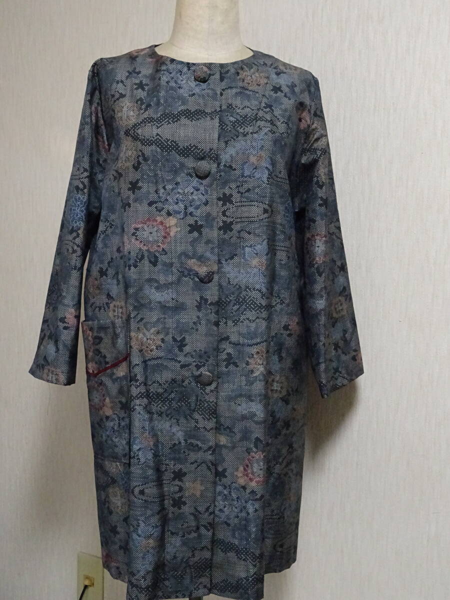 着物リメイク★古布・手作り・大島紬・ねずみあおに花柄・衿無し・ハーフジャケット・八丈袖