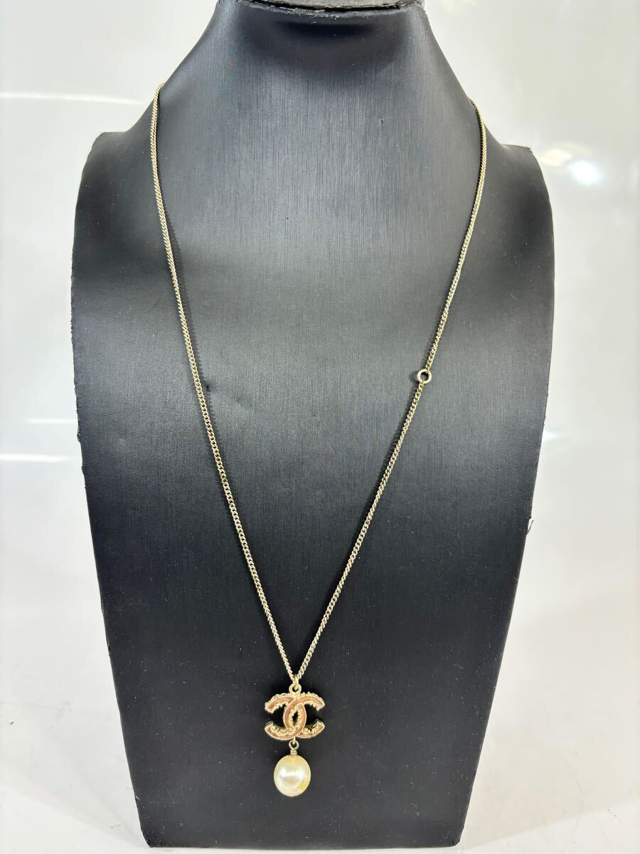 CHANEL シャネル　レディース ネックレス アクセサリー　ココマーク パール装飾　ゴールド系　B14S