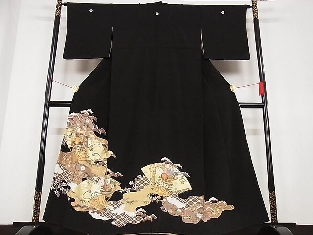 平和屋着物■豪華黒留袖　駒刺繍　扇面草花文　松竹梅　金彩　着丈160cm　裄丈64cm　正絹　逸品　A-bw3300