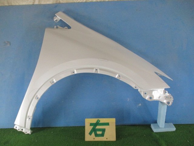 10/9　ＭＸＷＨ６０　ＺＶＷ６０　プリウス　純正　右フェンダー　０８９