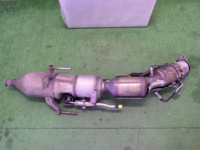 ★プリウス S ZVW30★触媒 フロントマフラー 純正 中古 パイプカット マテリアル用　GP2 TB2 17410-37311