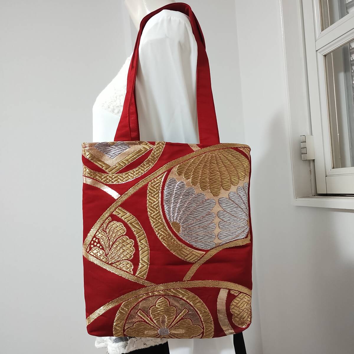 送料無料★着物帯リメイク★正絹トートバッグ　金糸銀糸の花扇刺繍　金銀赤