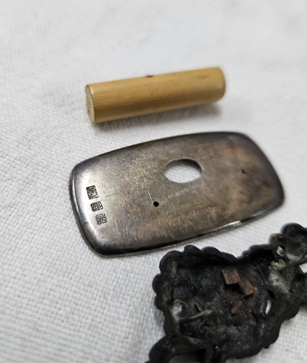 日本のアンティーク 金象嵌 目貫 刀装具 唐獅子 三嶋 在銘 純 製 日本のアンティーク 金象嵌 目貫 刀装具 唐獅子 三嶋 在銘 純 製