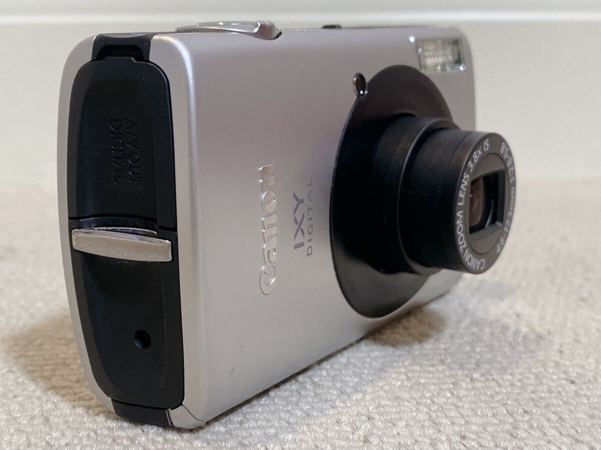 Canon IXY DIGITAL910IS 本体とバッテリーチャージャー Canon IXY DIGITAL910IS 本体とバッテリーチャージャー