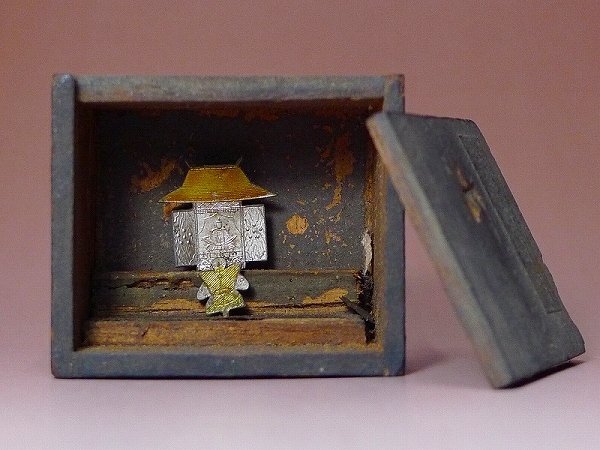 6009K06*10A▲時代 木箱入 お奉行 神職 離れ六つ星/六曜紋・古い 金工・お守り・参拝
