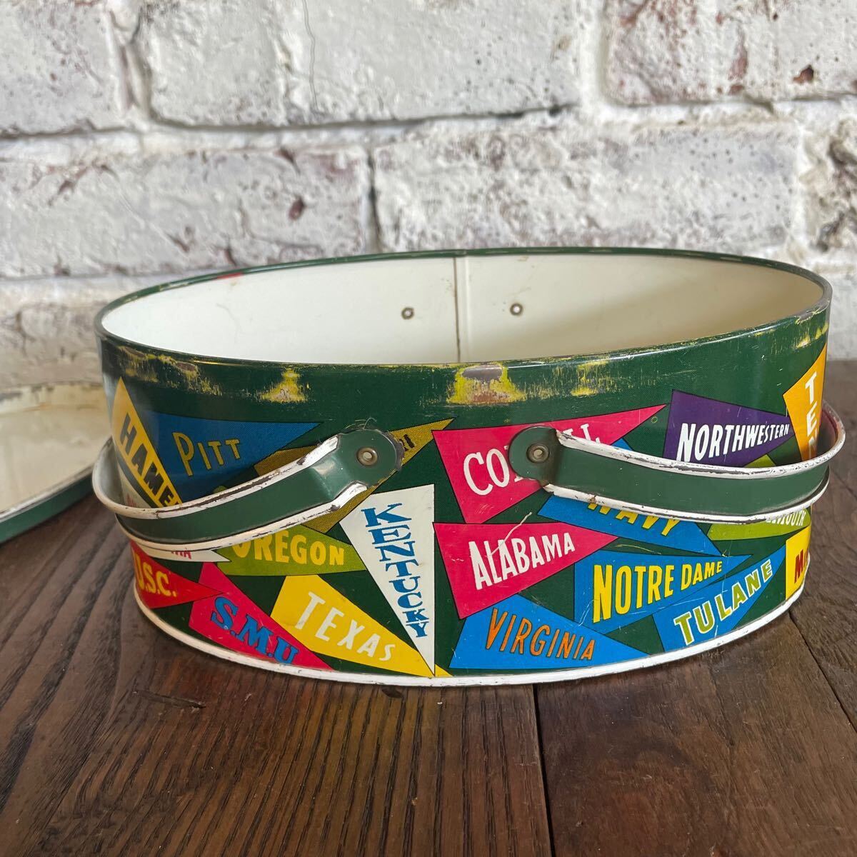 vintage】カレッジペナント 缶 ボックス アドバタイジング vintage】カレッジペナント 缶 ボックス アドバタイジング