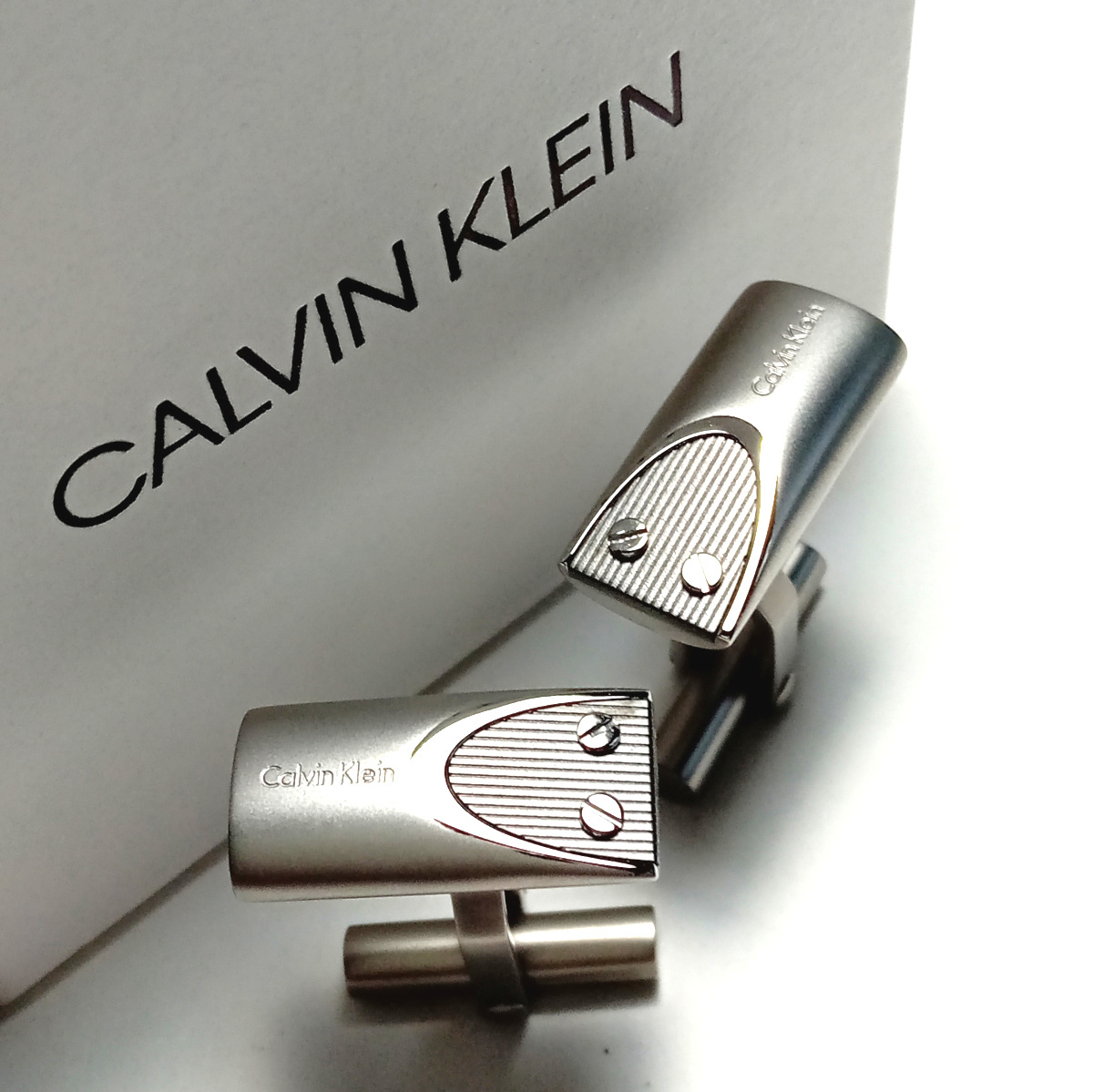 【ckc106】CALVIN KLEIN　CKカルバンクライン　カフス　カフリンクス　マットシルバー　ビスデザイン　定価14,300円_画像1