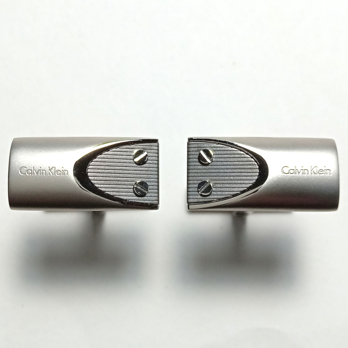 【ckc106】CALVIN KLEIN　CKカルバンクライン　カフス　カフリンクス　マットシルバー　ビスデザイン　定価14,300円_画像4