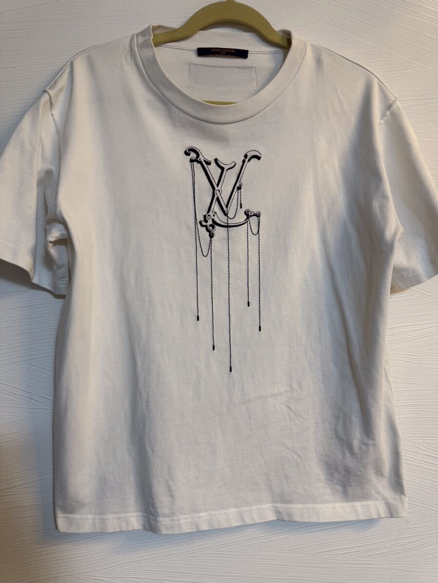 ルイヴィトン 半袖Tシャツ LVペンダントエンブロイダリー ロゴ入り