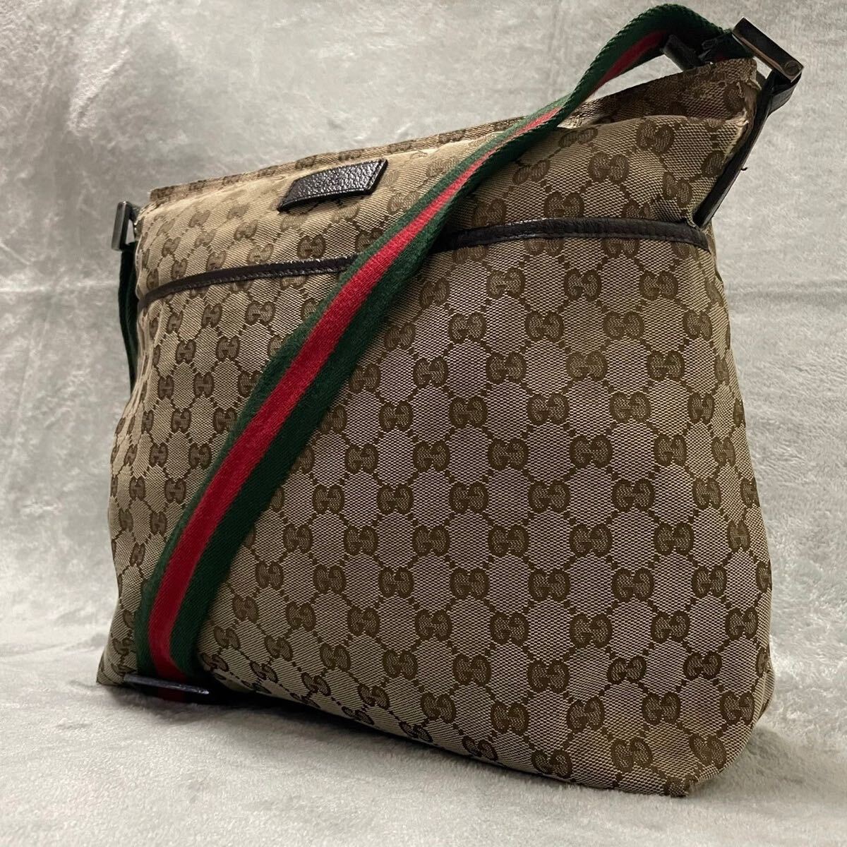 美品】GUCCI グッチ ショルダーバッグ クロスボディ 斜め掛け 美品】GUCCI グッチ ショルダーバッグ クロスボディ 斜め掛け