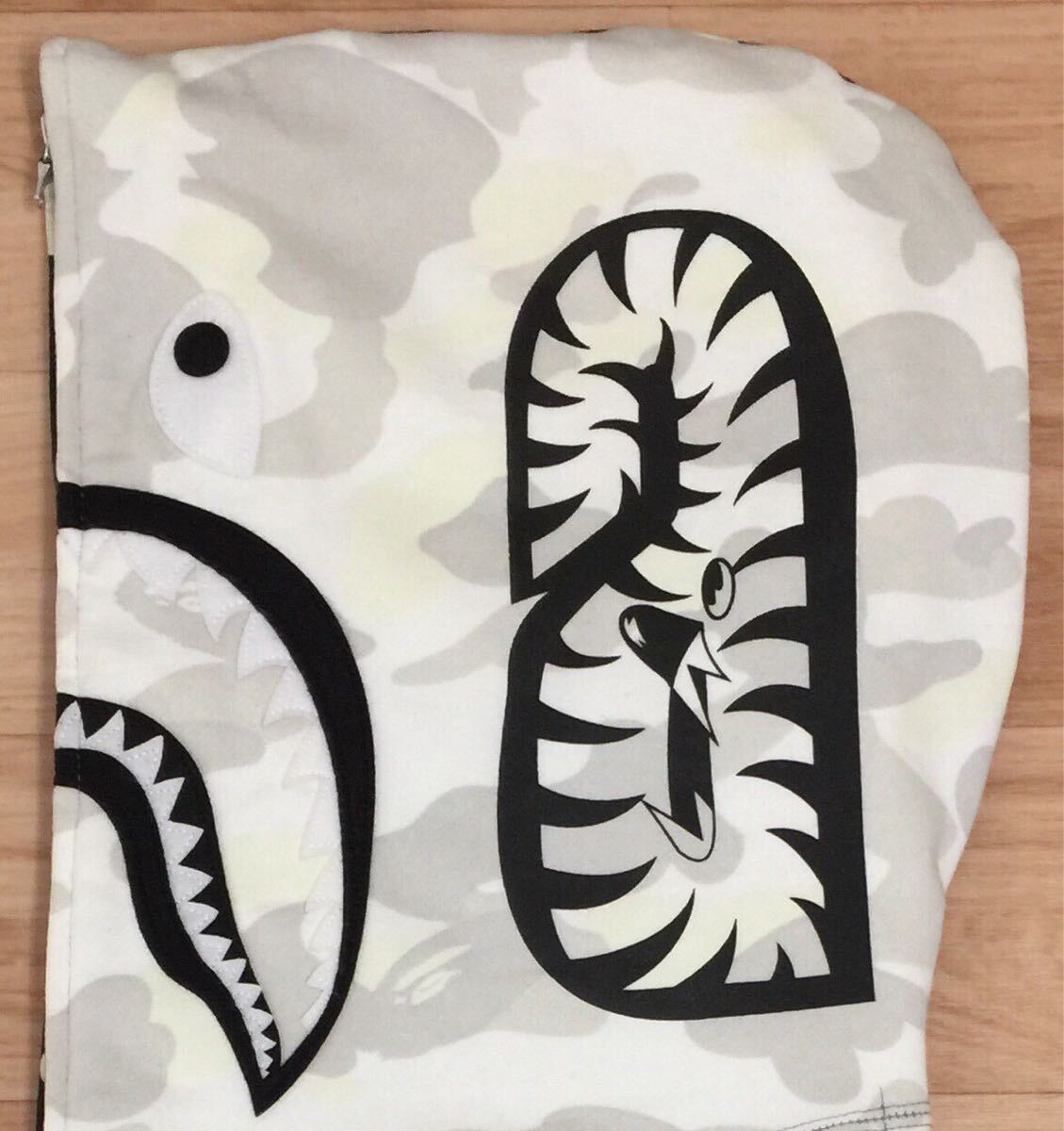 ☆激レア☆蓄光☆ APE city camo シャークパーカー L kaws ☆激レア☆蓄光☆ APE city camo シャークパーカー L kaws