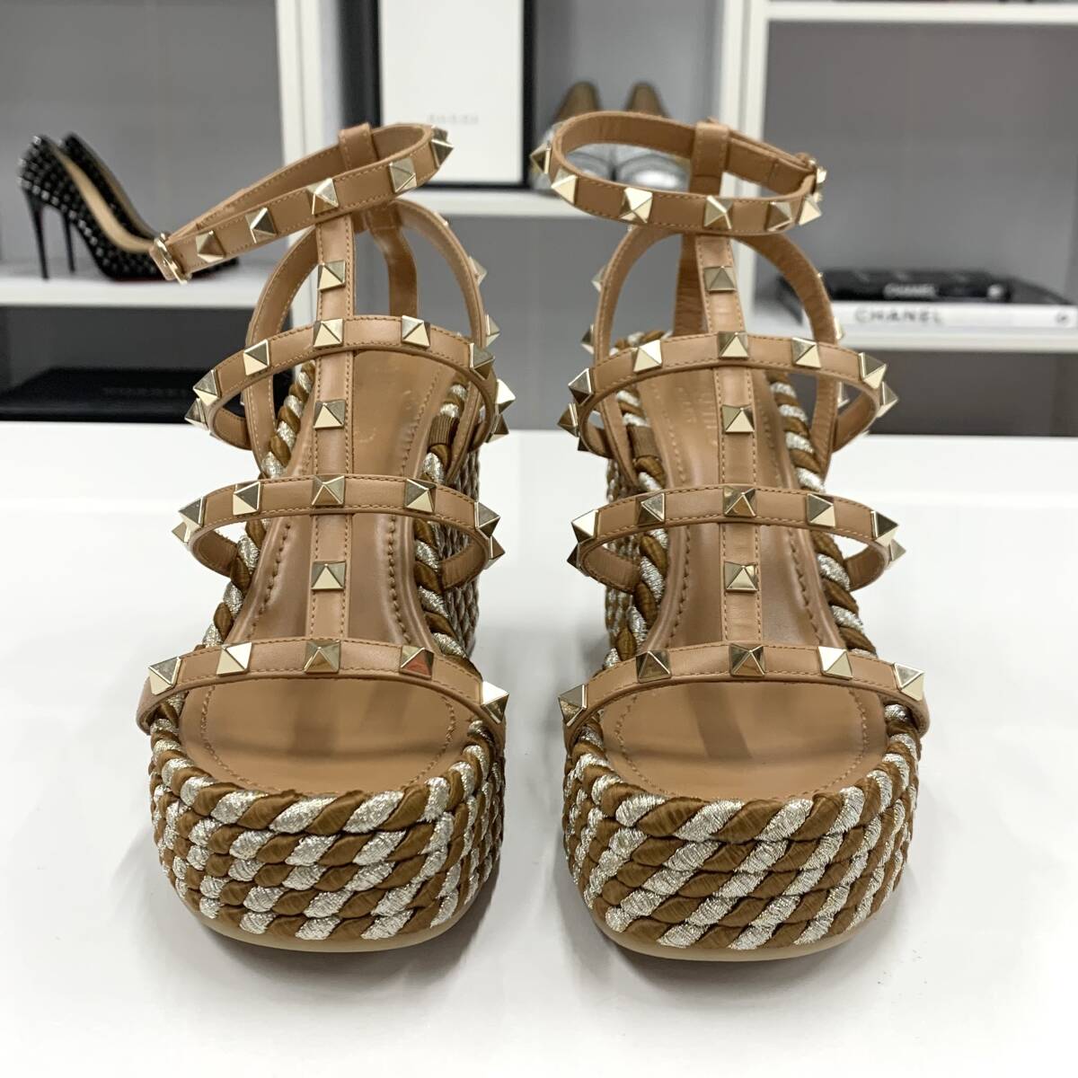 VALENTINO■ヴァレンティノ スタッズ付き レザー サンダル Valentinoスタッズ付きブラウンレザーサンダル