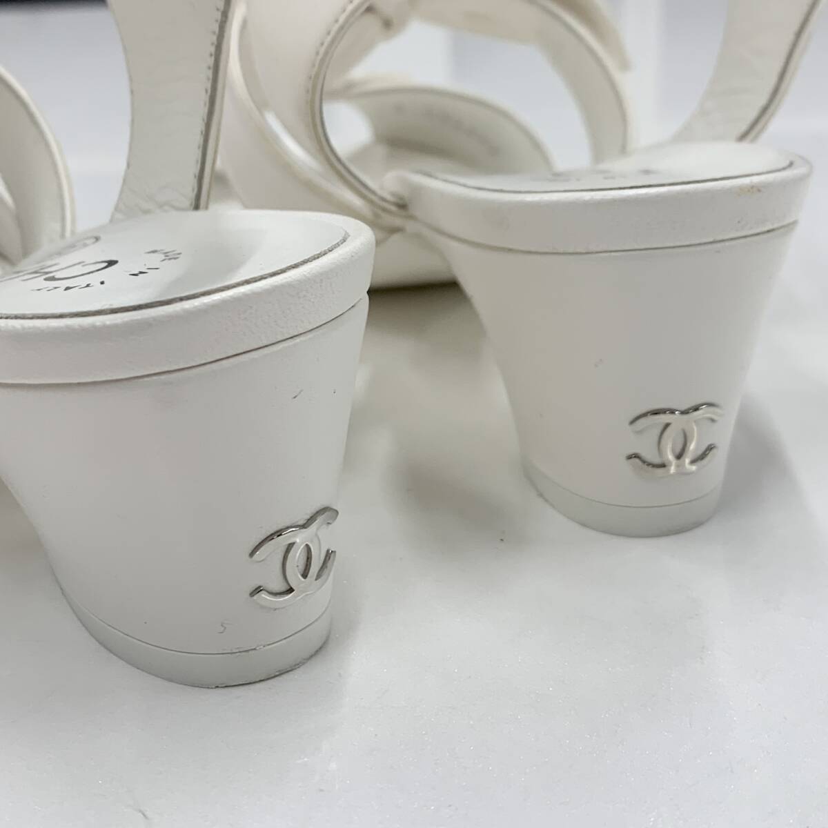 M10674 シャネル レザー ココマーク リボン サンダル ホワイト M10674 シャネル レザー ココマーク リボン サンダル ホワイト