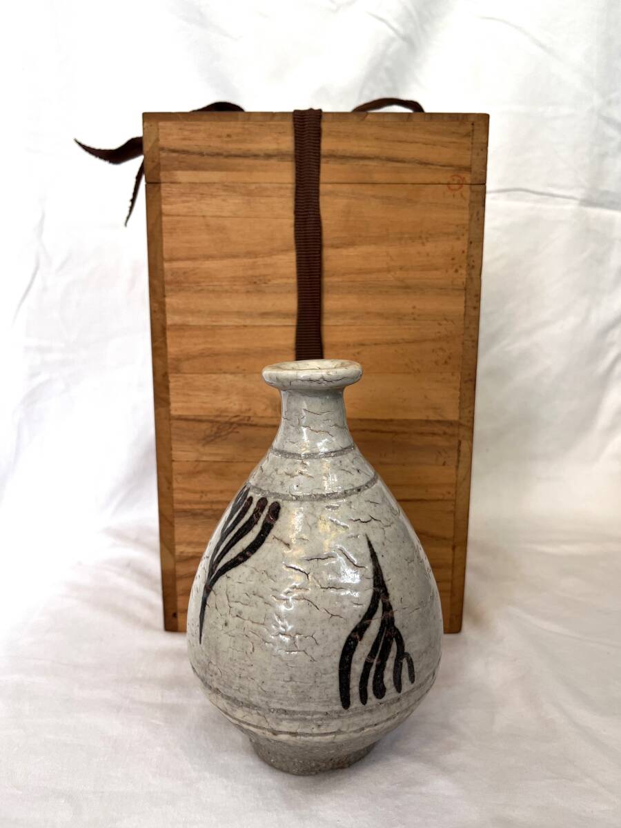☆朝鮮 粉青沙器 鉄絵 羽根文 瓶 徳利 花瓶 木箱入り ☆朝鮮 粉青沙器 鉄絵 羽根文 瓶 徳利 花瓶 木箱入り
