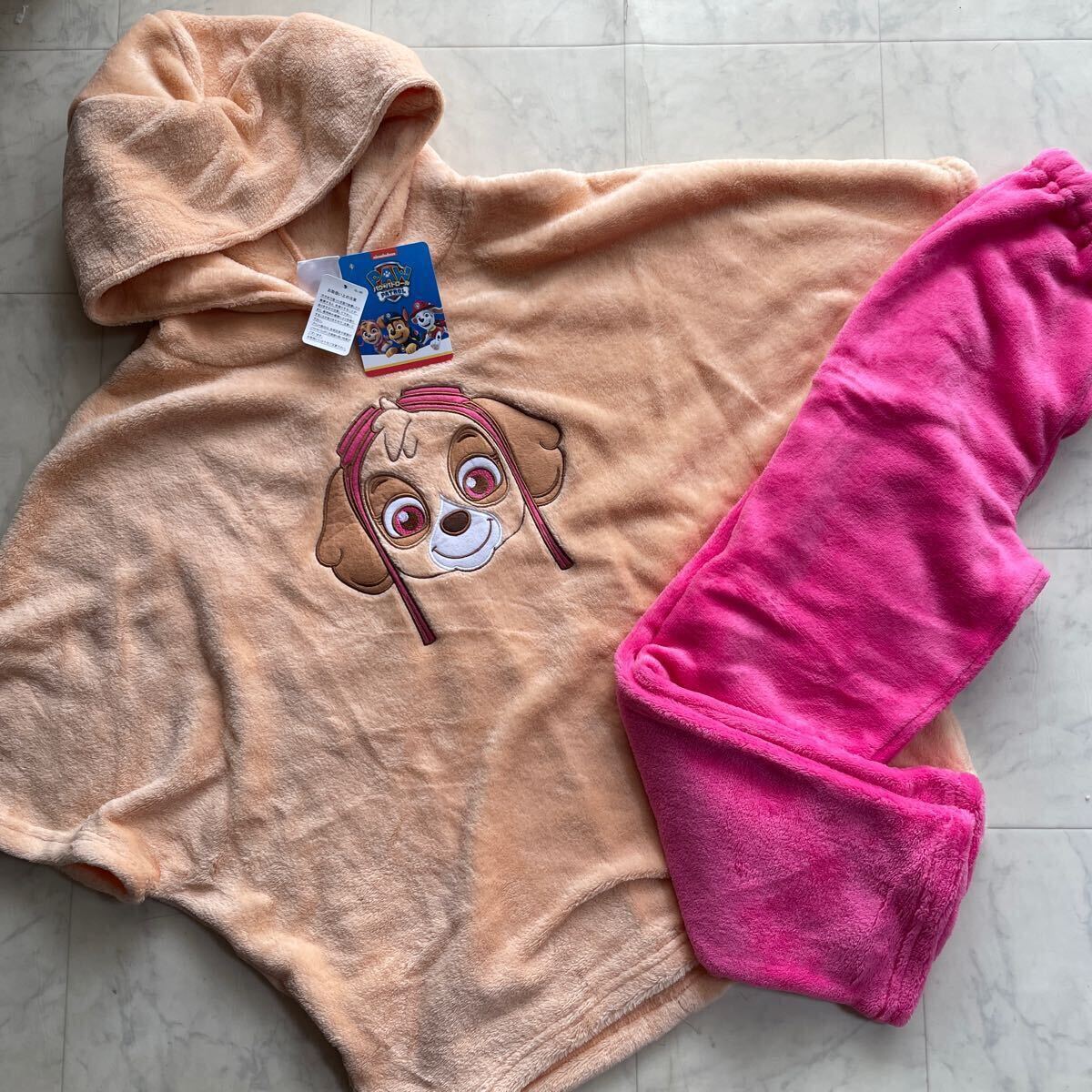 新品　パウ・パトロール　フード付きあたたかパジャマ　130 スカイ　セットアップ