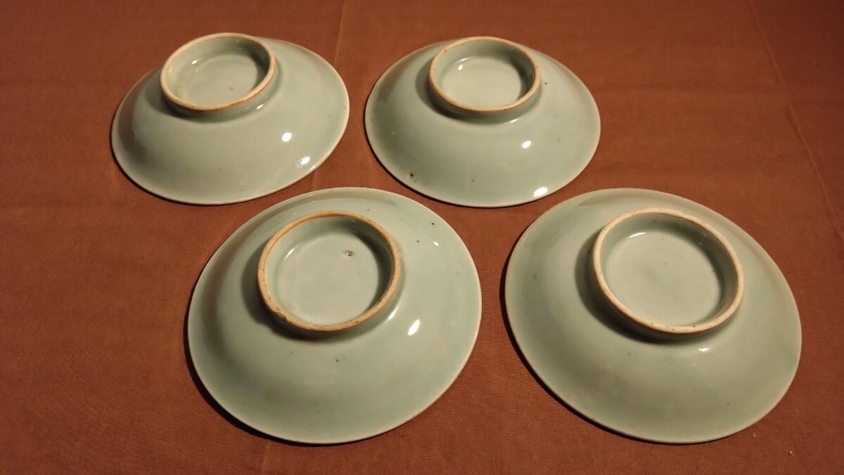 李朝　青磁　豆皿　陽刻　蔵出し　4客 李朝 青磁 豆皿 陽刻 蔵出し 古玩 4客-取扱 店 大阪
